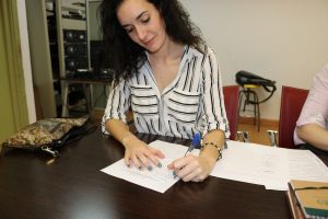 Violeta Calle firmando los estatutos de ADUEx.
