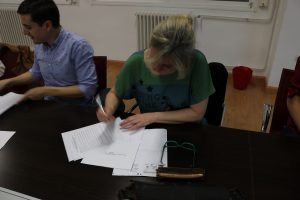 Nuria García firmando los estatutos de ADUEx.