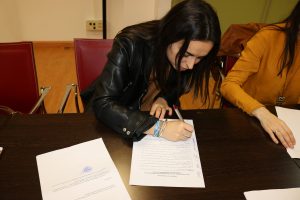 Olga Monago firmando los estatutos de ADUEx.